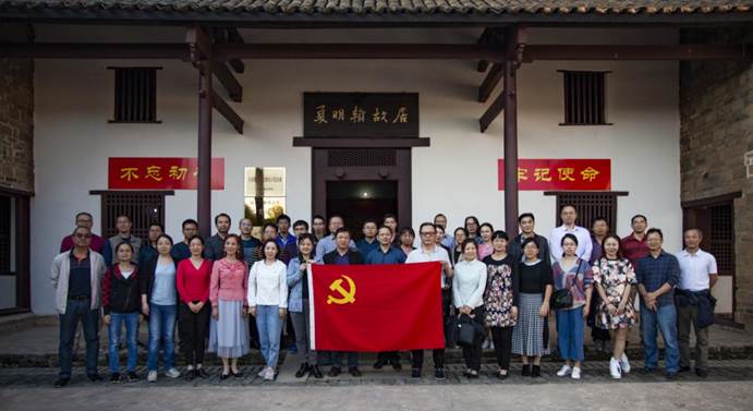 2138cn太阳集团的老师们在夏明翰故居前合影留念