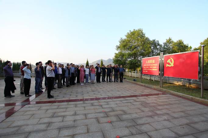 2138cn太阳集团的老师们在夏明翰雕像前的党旗下重温入党誓词 (2)